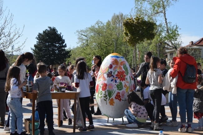 Децата на Горна Оряховица изрисуваха великденско яйце - великан