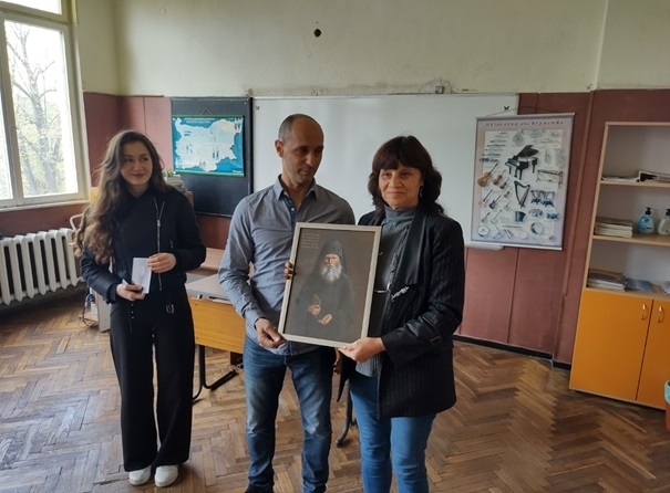 Екипът на „Алманах на просветителите“ дари портрет на Неофит Рилски на училището в Килифарево