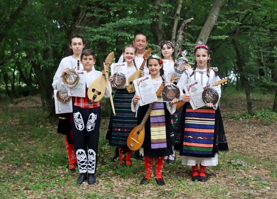 Лясковската школа „Потомци“, „Зелен бръшлян“ от Ресен и добруджанските певци и танцьори спечелиха трите големи награди на XVII Петропавловски събор