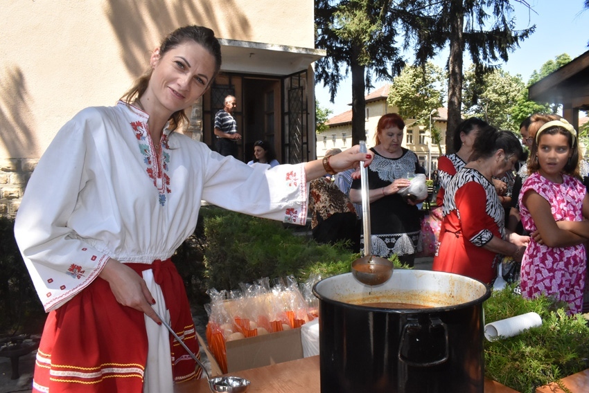 С песни, танци и бобена чорба, подправена с люти чушки и люта ракия, посрещна Янтра гостите на XIV празник „От извора”