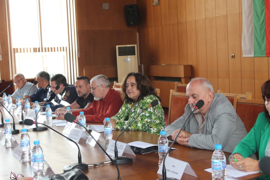 Областната комисия по безопасност на движението обсъди обезопасяването на пътен участък в Поликраище