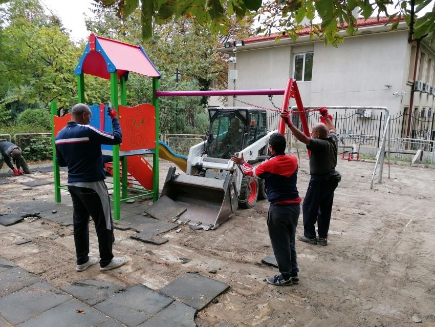Започна обновяване на съоръженията по детските площадки в Горна Оряховица