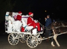 Дядо Коледа пристигна с файтон при чакащите го деца в Първомайци, за да ги зарадва с лакомства и да запали коледните светлини