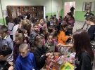 Коледният благотворителен базар на Гимназията събра 5000 лева за лечението на млада жена и дете