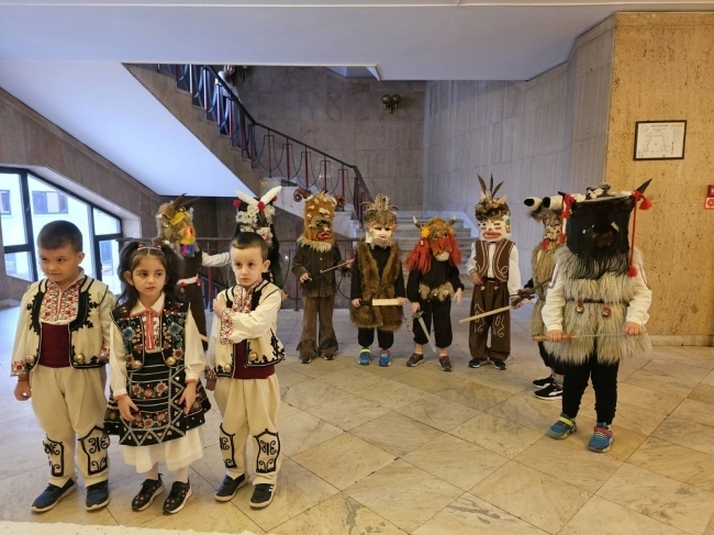 Малки кукери гостуваха на общинската администрация в Горна Оряховица