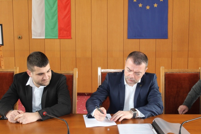 Първият колективен трудов договор в страната между синдикална организация на КНСБ и работодател в лицето на областен управител бе подписан днес във Велико Търново