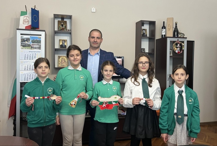 Деца от СУ „Максим Райкович“ гостуваха на кмета на Лясковец за Баба Марта