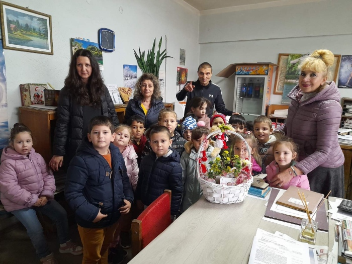 Децата от ДГ „Димитър Генков” в Поликраище сами изработиха мартеници и закичиха всички приятели на градината