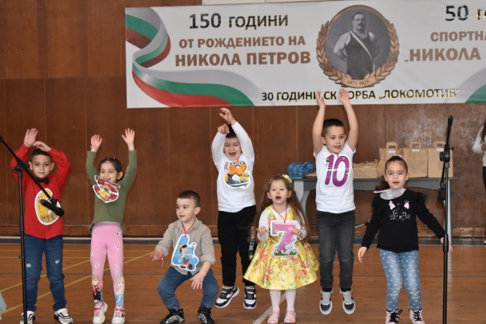Над 200 деца и възрастни се забавляваха в математически празник в Горна Оряховица
