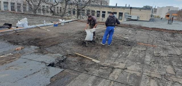 Спешно ремонтират покрива на поликлиниката в Свищов