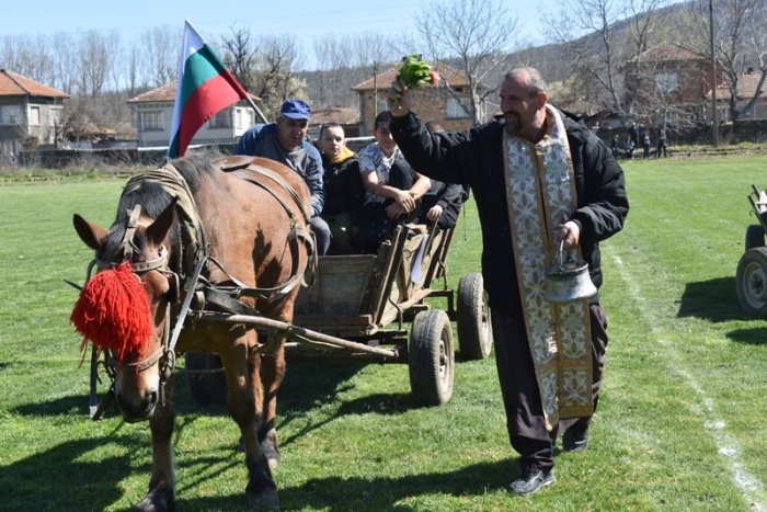 В Джулюница захраниха ритуално конете