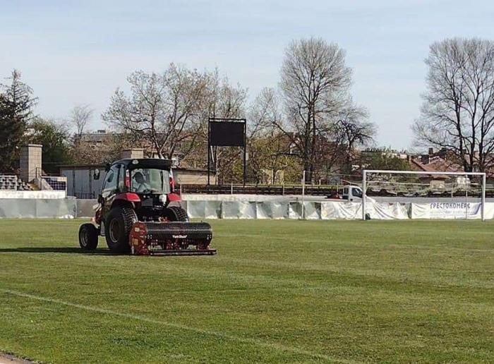 Приключи реновирането на тревното покритие на стадион „Локомотив” и терена в Долна Оряховица, ефектът ще се види след три седмици