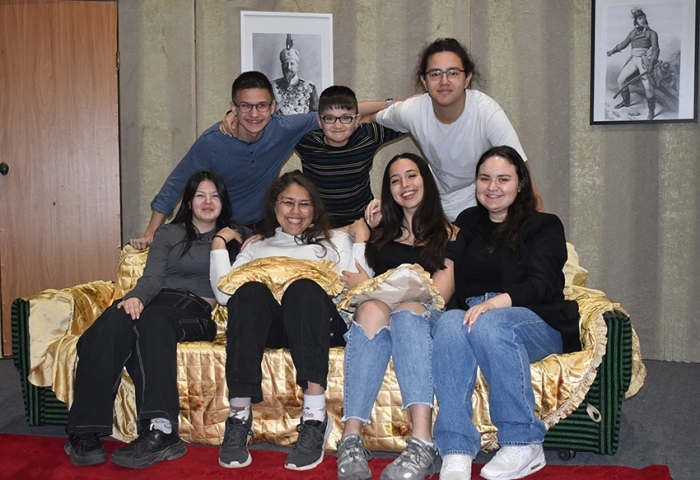 Седем млади театрали от Горна Оряховица сами подготвиха „Вестникар ли?” и посвещават спектакъла на своя покоен ръководител Симеон Христов