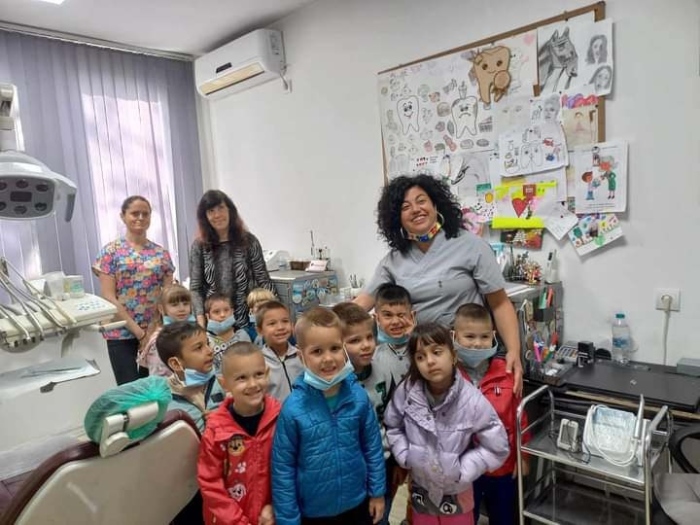 Хлапетата от ДГ „Детска радост” в Долна Оряховица гостуваха на стоматолога д-р Миглена Харлова