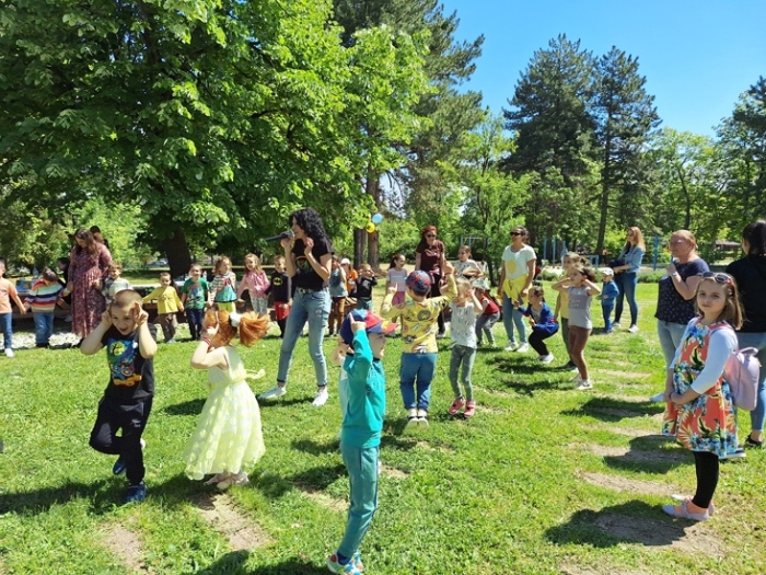 Десетки деца украсиха Великденско дърво и се забавляваха в празника на сдружение „ЗА Горна Оряховица” в Детския кът