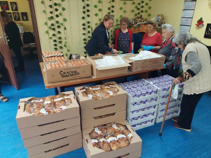 Над тон храни и медицински консумативи дариха местни фирми на Дома за стари хора във Велико Търново