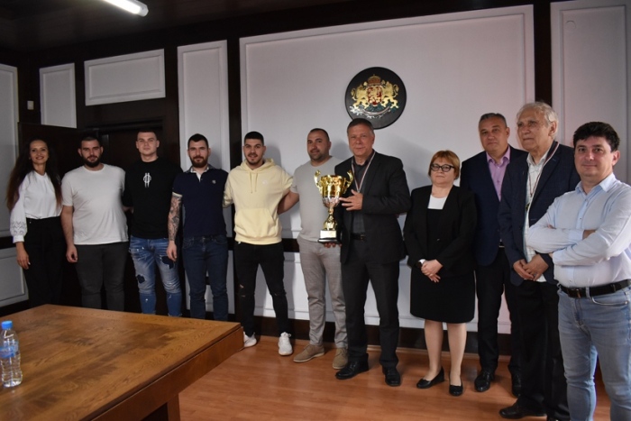Шампионите от хандбалния „Локомотив” подариха един от златните си медали на кмета, той обеща скоро да играят пред родна публика