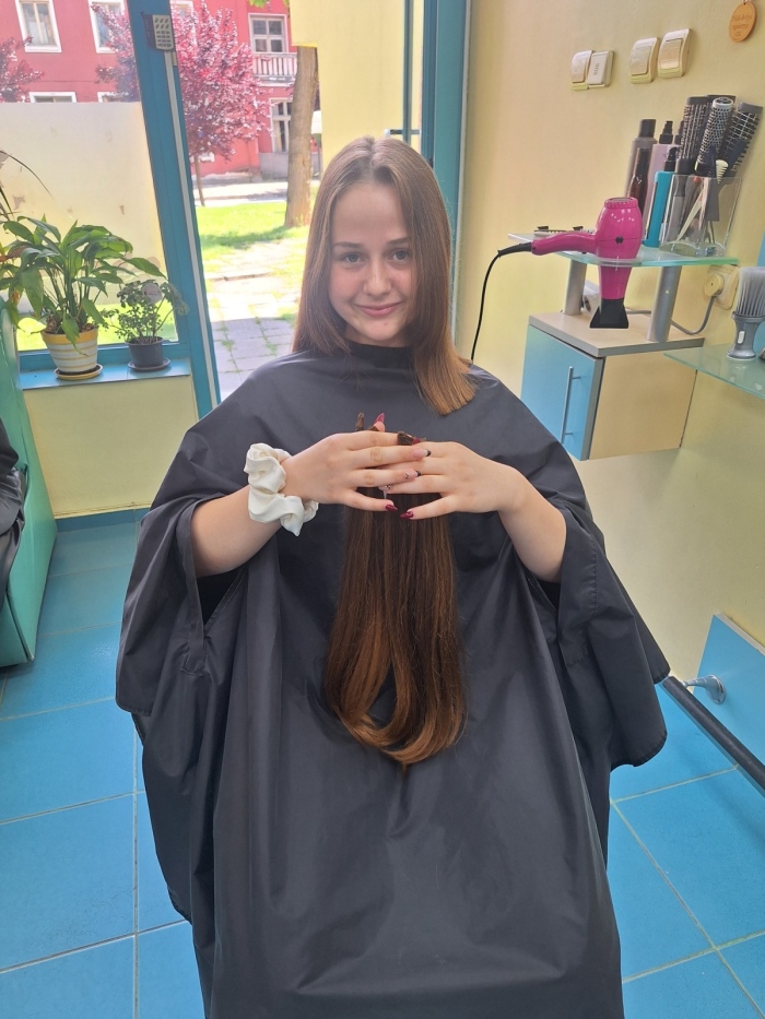 Осмокласничка от СУ „Емилиян Станев“ дари килограм коса за перуки на онкоболни