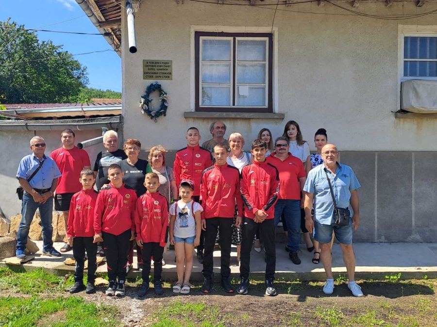 Венци пред родната къща на Хари Стоев в Горски горен Тръмбеш поставиха млади борци на „Локомотив”, утре е турнирът в негова чест
