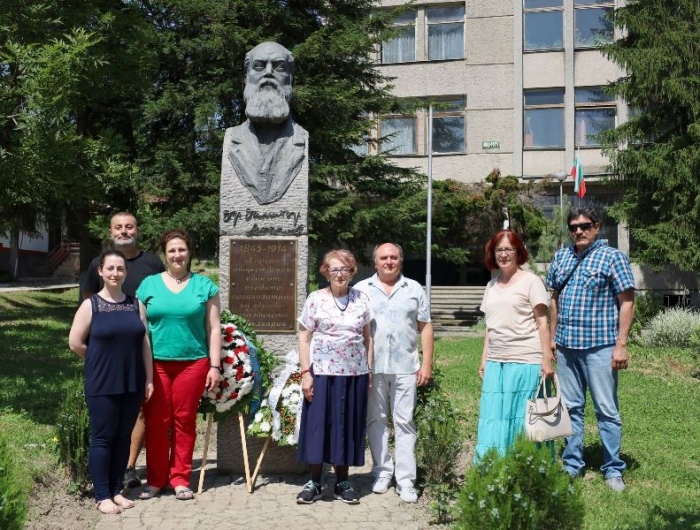 В Беброво почетоха делото на д-р Димитър Моллов