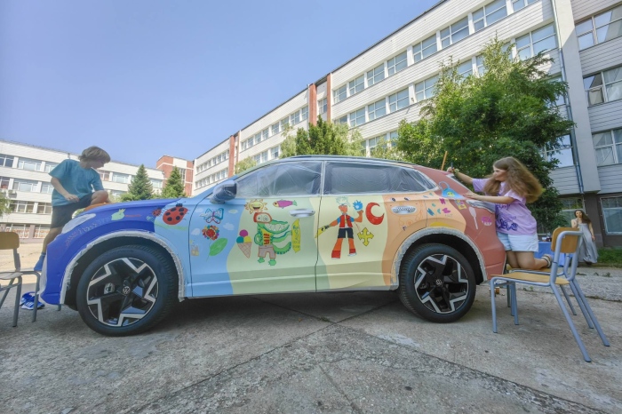 Деца от СУ „Емилиян Станев“ превърнаха джип в уникално изложбено пространство