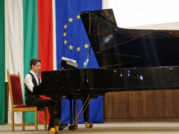 Пианистът Владимир Мълчиниколов от СУ „Вичо Грънчаров“ кани на самостоятелен концерт