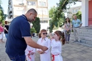 Децата от ДГ „Пчелица“ сплетоха венец от билки за жителите на Лясковец