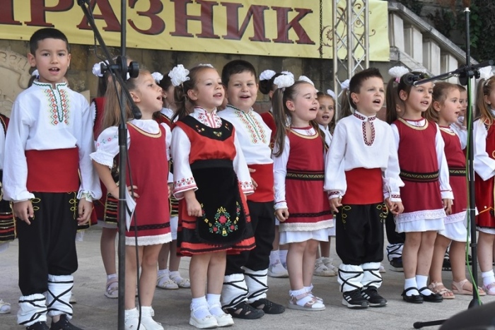Децата на Лясковец пяха и танцуваха за празника на града