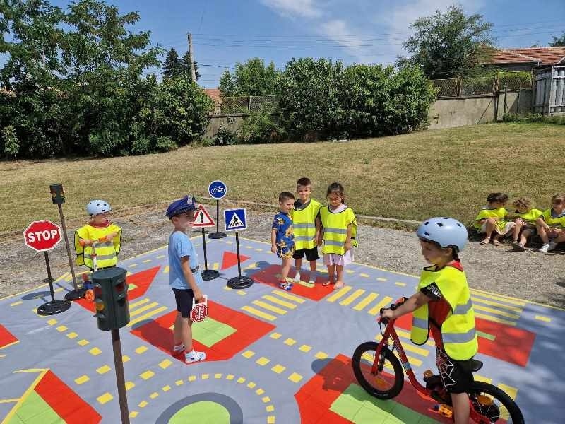 С подкрепата на „Енерго ПРО за обществото“ - детската градина в Долна Оряховица има нова площадка по безопасност на движението