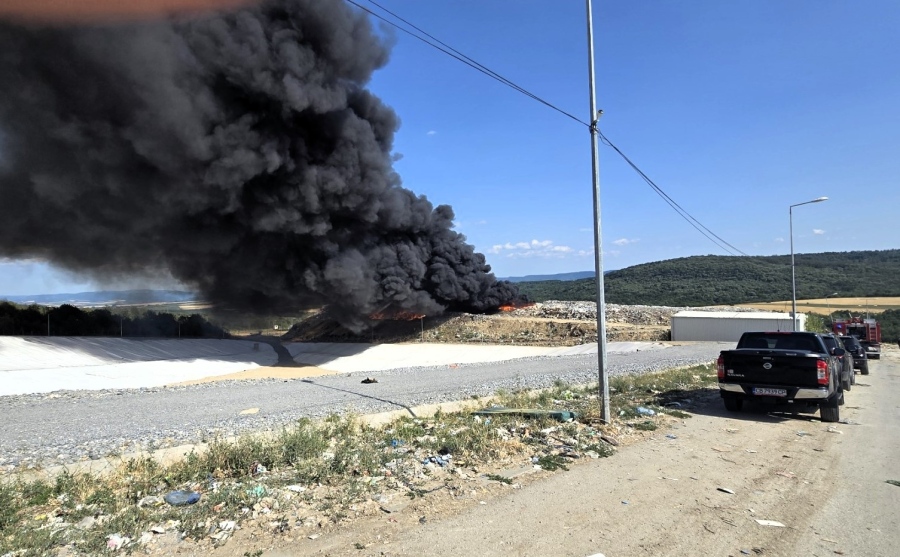 Пожарникари от Велико Търново и Горна Оряховица се борят с пожар на сметището в Шереметя