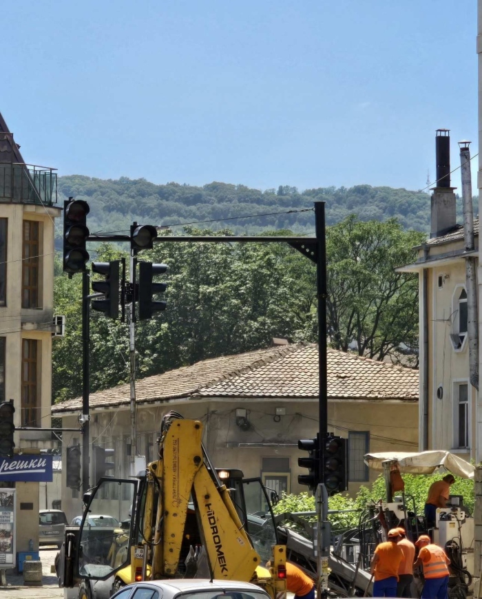 Временно е затруднено движението през центъра на Горна Оряховица заради ремонт на улица „Цар Освободител”