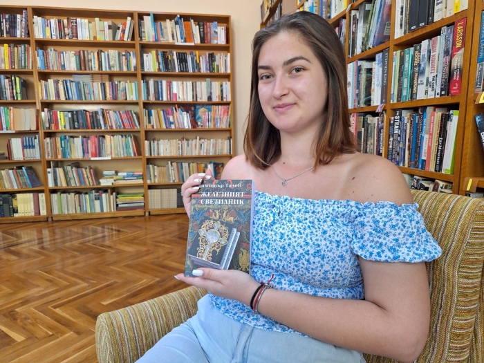 Ученичка дари книги за библиотеката на своето училище