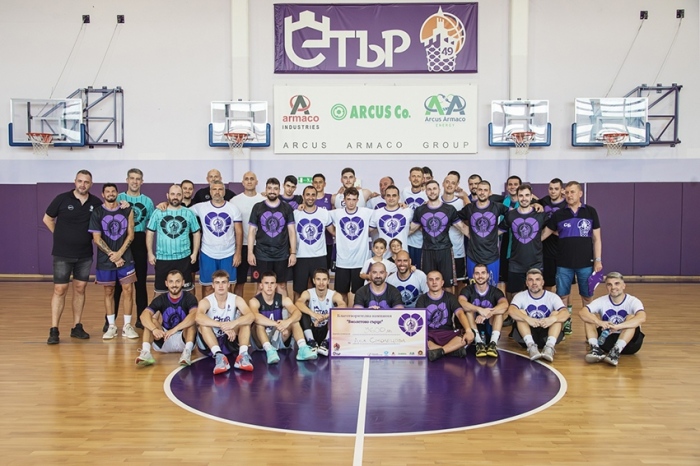 Няколко поколения бивши и настоящи баскетболисти на „Етър 49” играха благотворително за Ася Смолецова