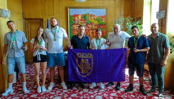 Даниел Панов награди лекоатлетите от Старата столица, спечелили злато и сребро от националните първенства