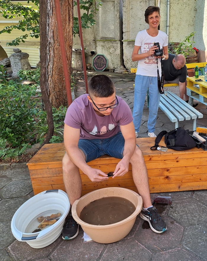Малки доброволци помагат на Музея в Горна Оряховица за почистване на археологическите находки