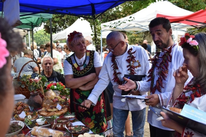 Кулинарният фестивал „Пъстра трапеза“ събра десетки майстори в Джулюница