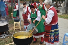 В Козаревец майстори на черпака си оспорваха кой прави най-вкусната кокоша чорба