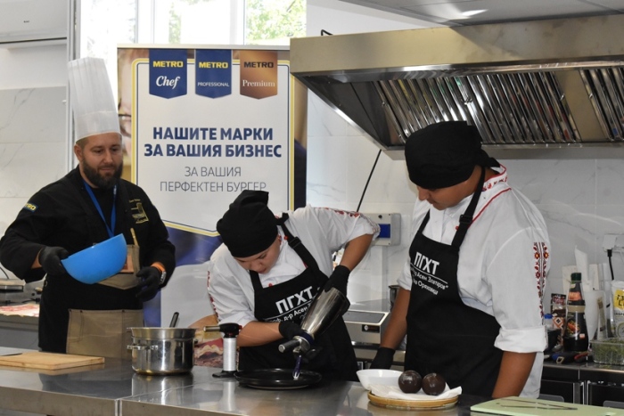 С мастър клас на шеф Владимир Петков от МЕТРО Академия откриха „Кухня за Мечти“ в ПГХТ „Проф. д-р Асен Златаров”