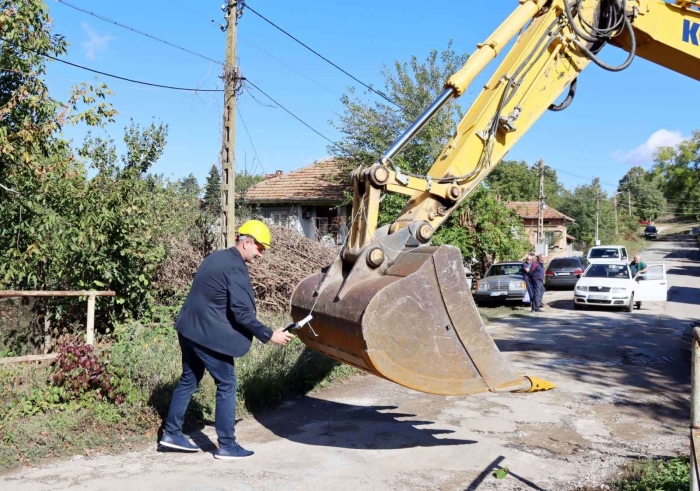 Започнаха аварийно-възстановителни работи на водосток над дере в Добри дял