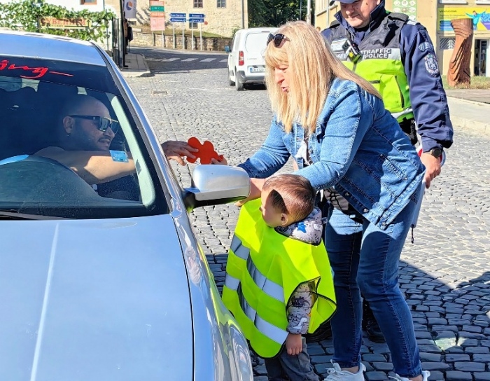 С послания върху есенни листа в Елена деца призоваха за безопасност на пътя