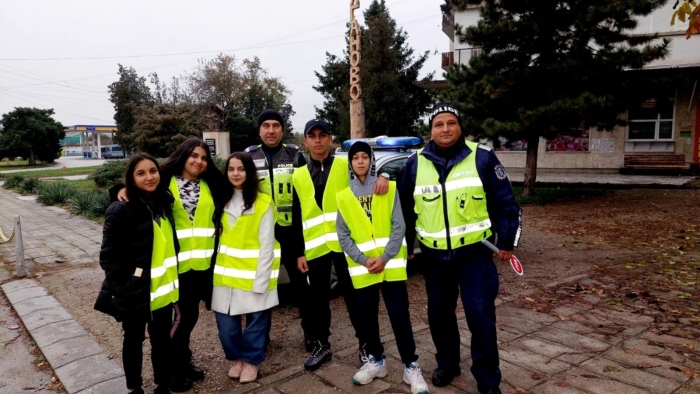 В Драганово ученици раздаваха стикери на шофьори, за да напомнят, че безопасността на пътя е отговорност на всеки