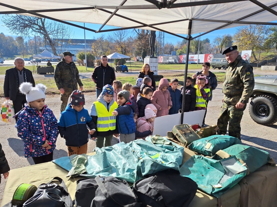 Военно формирование 22 790 показва бойна техника и снаряжение на деца и младежи в Горна Оряховица