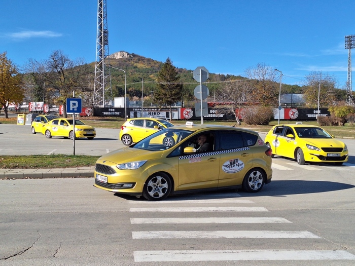 Над 40 таксита потеглиха в протестна обиколка на Горна Оряховица