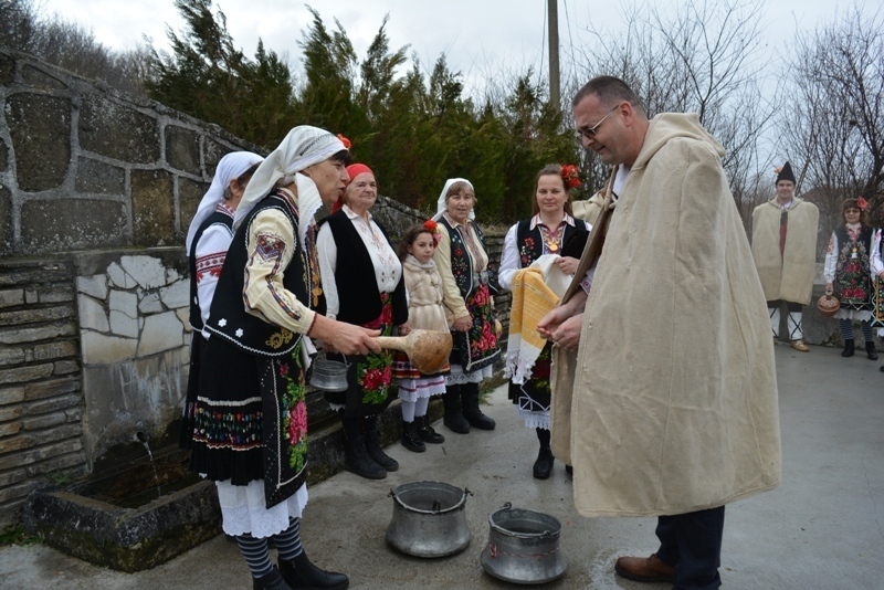 В Караисен влачугат младоженци и именици за здраве и берекет