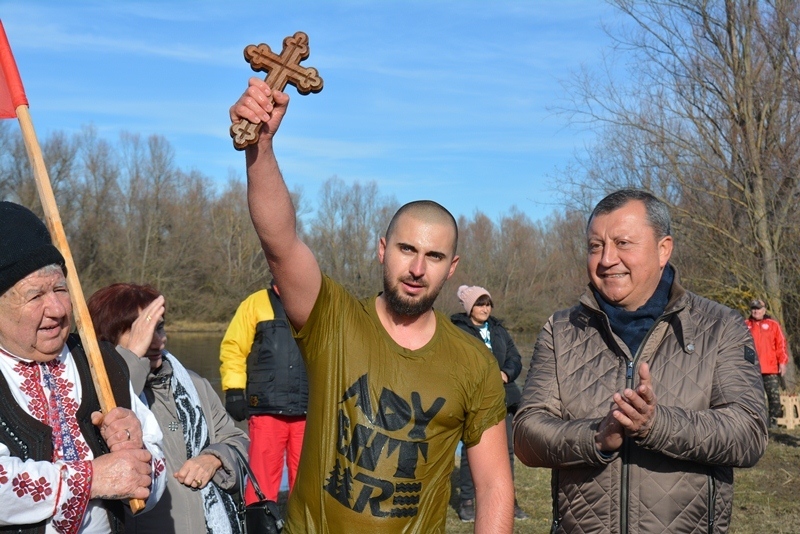 В Павликени спасилият кръста Тодор Балканджиев дарява наградата си за църква